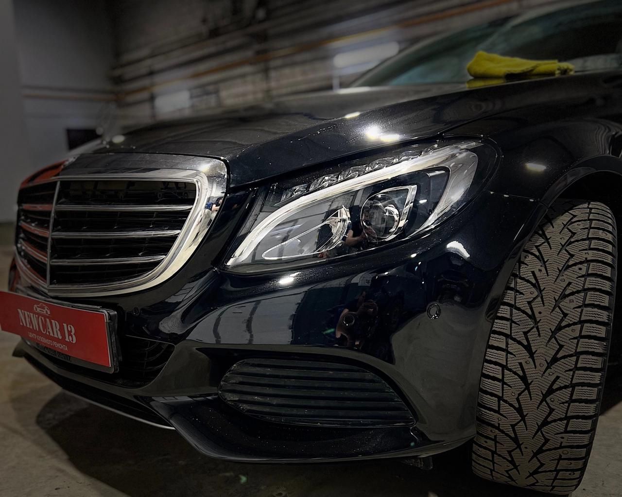 Чёрный Mercedes с номерной рамкой Newcar 13 в цеху