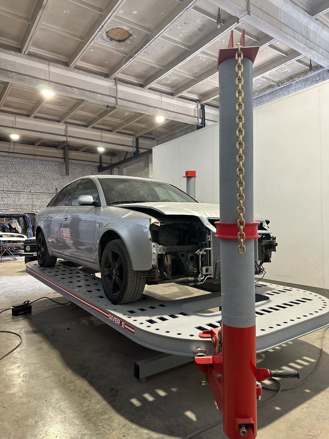 Автомобиль на стапеле в цеху Newcar13